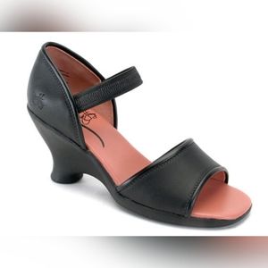 John Fluevog Friends Mae sandals size 9